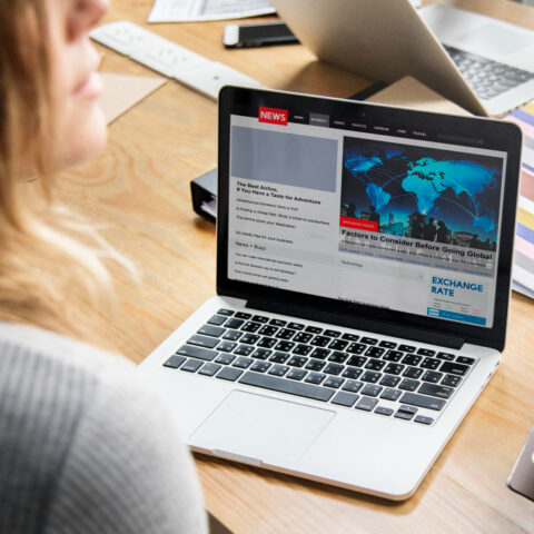 businesswoman-working-laptop